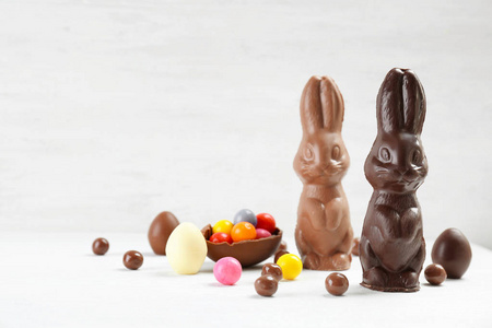 巧克力复活节兔子在桌上