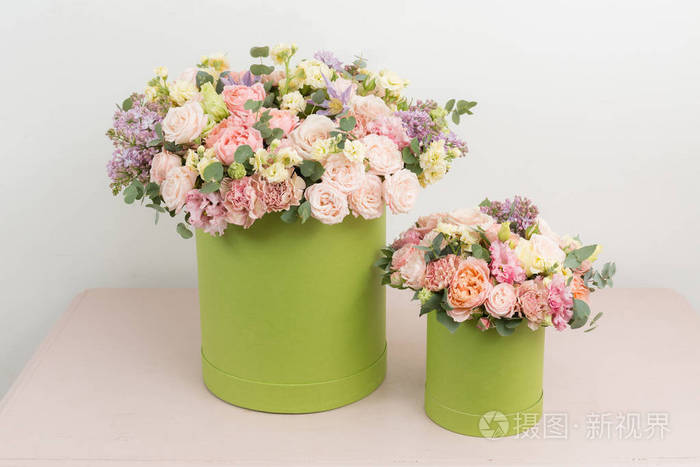 两朵美丽的花束摆在木桌上 花店里花匠的工作 小型家族企业照片 正版商用图片045ood 摄图新视界