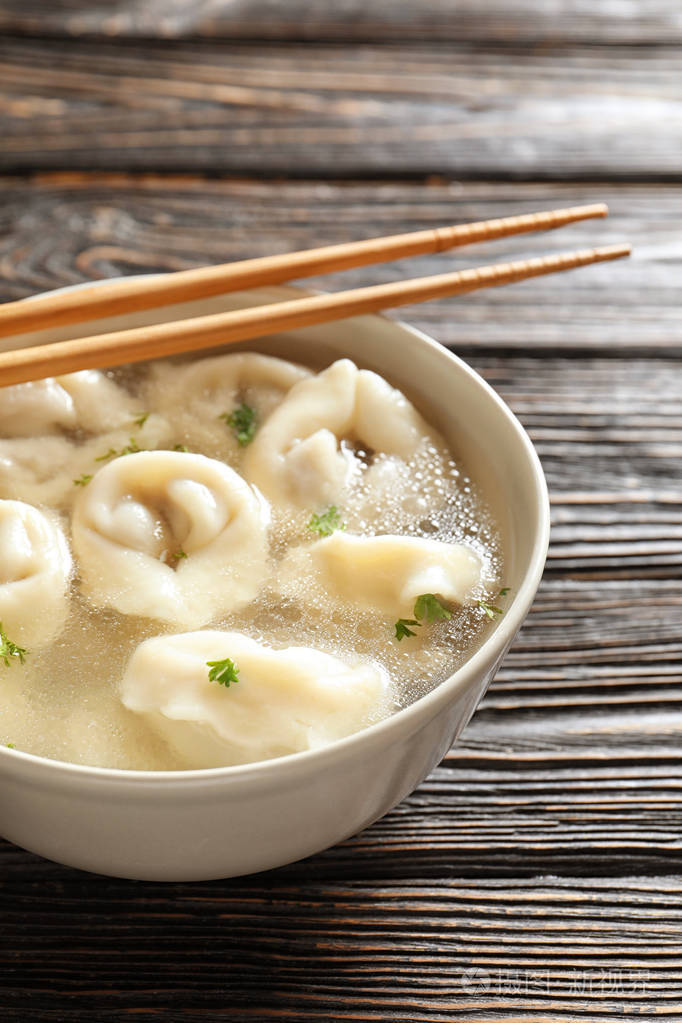 桌上有饺子的美味肉汤