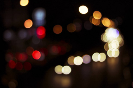 焦城夜软模糊散背景的汽车灯与一种形式的爱红色的形状, 复古和复古风格