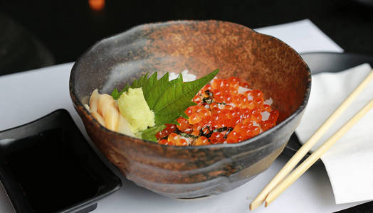 日本蒸米配红鲑鱼鱼子酱, 配以芥末鲑鱼籽碗日本料理