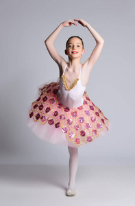 美丽的女孩芭蕾舞演员。在画室里摆姿势
