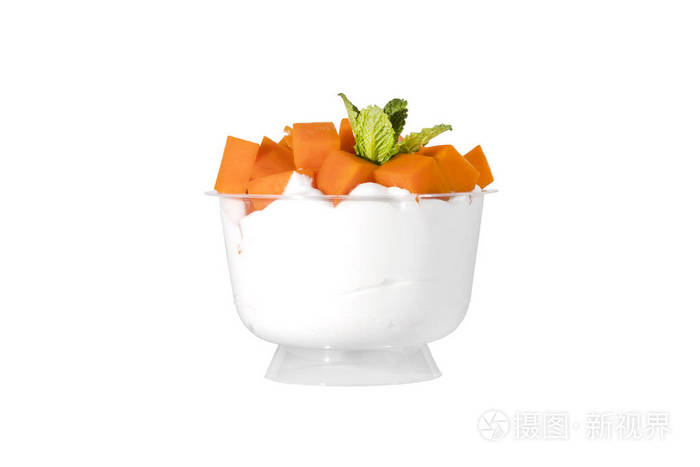 奶油甜点在塑料杯子装饰与莓果在白色背景