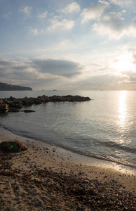 在伊比萨的蓝天下的 Sas 菲盖莱特斯海滩