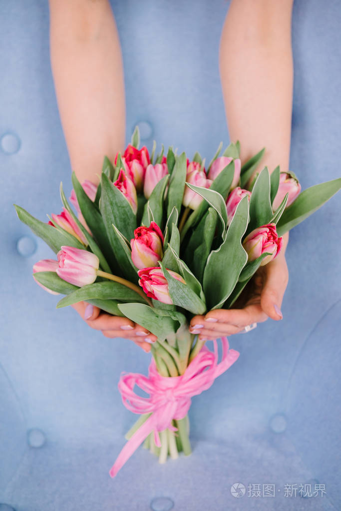 一束红色的郁金香, 女孩抱着她的手在一个 gentl