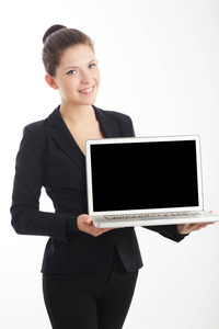 在便携式计算机上工作的年轻女商人