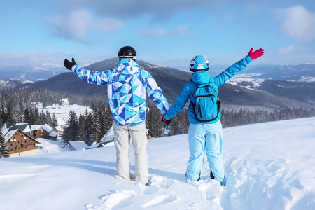 享受滑雪胜地美景的情侣
