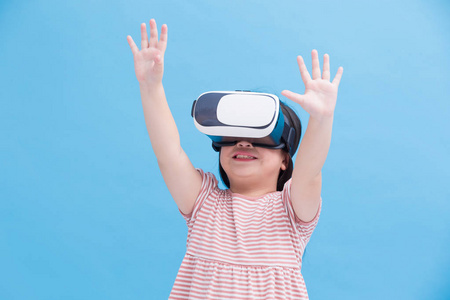 蓝色背景的可爱的女孩穿 vr照片
