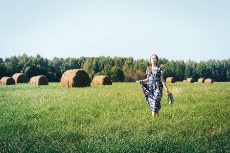 十几岁的女孩，在秋日的田野与干草堆
