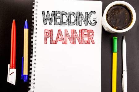 写显示婚礼策划者的文字。婚姻准备的商业概念写在记事本笔记纸背景与空间办公室视图与铅笔标记咖啡