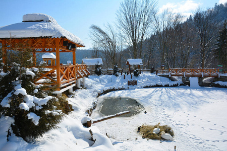 冬季城市冰雪覆盖的城市公园晴朗的晴天机智