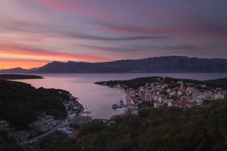 黄昏在渔夫海港和旅游村庄 Povlja 在东北部海岛小岛在克罗地亚