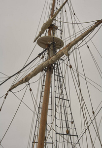 上的主桅杆顶部在海中一艘快船海中一艘快船传统的老式的木制的高大的