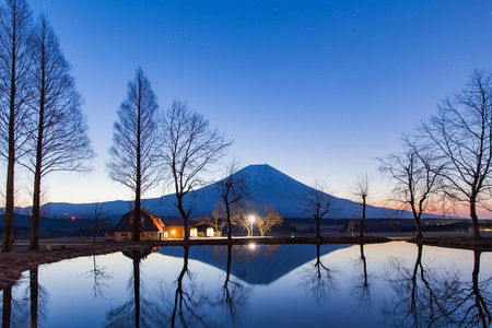 富士山在早上在 Fumotopara 露营地，富士，静冈县