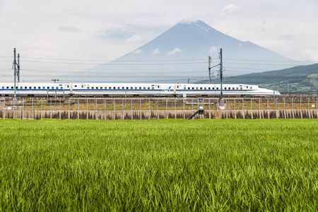 静冈县7月03日 新干线子弹头列车和山富士在 2017年7月03日, 静冈县, 日本。新干线是世界上最繁忙的高速铁路, 由四