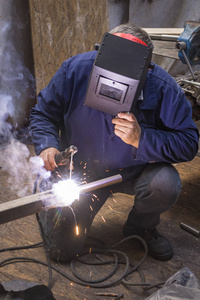 焊工工程闪光蓝色工作套装焊工用电焊机连接两件不锈钢照片