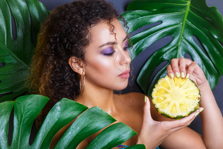 特写镜头的菠萝构成在热带森林里的漂亮女孩