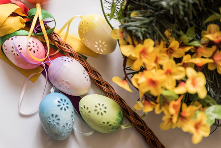 复活节, 复活节装饰品, 在篮子里画鸡蛋, 和一个白色的背景背包
