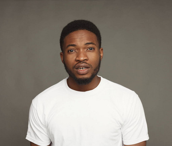 询问面部表情, 黑衣人照片