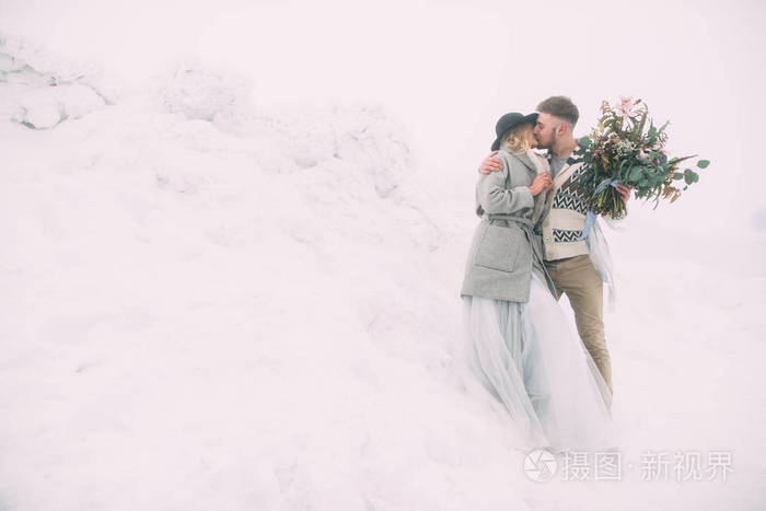 幸福的男人和女人在冬季室外的照片