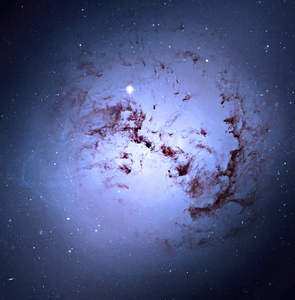 巨型椭圆星系 Ngc 1316 的星团