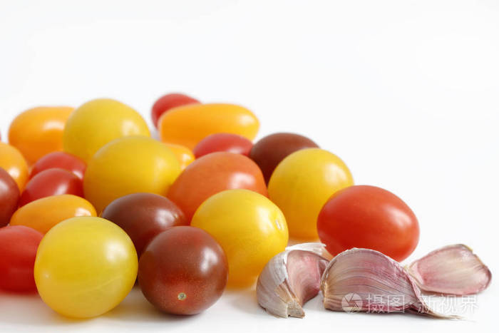 各种李子, 葡萄, 樱桃, 小番茄红色, 橙色和黄色的颜色和大蒜丁香与