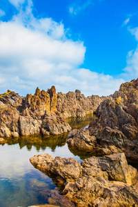 在大西洋沿岸的马德拉岛, 风景如画的岩石和石头。异国情调与生态旅游概念