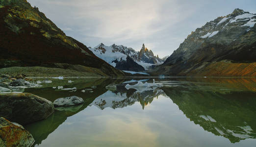 在日落期间, Torro 山的山峰和洛杉矶国家公园的湖 Glaciares。秋天在巴塔哥尼亚, 阿根廷边