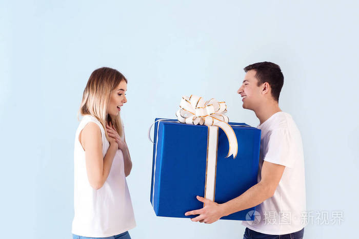 年轻人赠送礼物给他心爱的女朋友在颜色背景