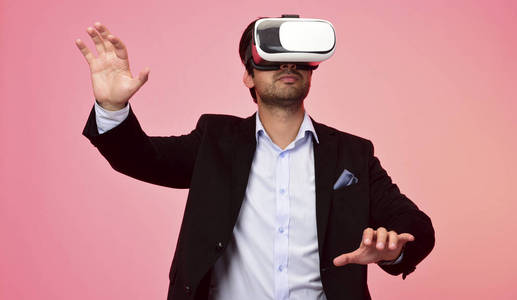 戴虚拟现实眼镜的阿拉伯人体验虚拟现实