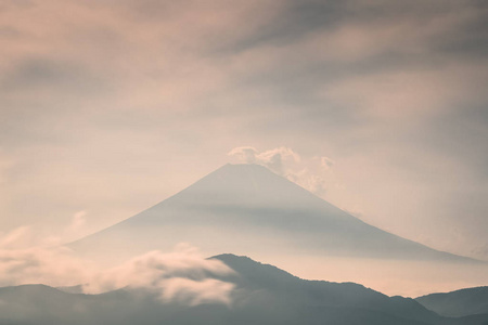 夏季富士山多云