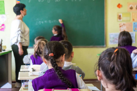 学校的孩子们正在积极地参加班级活动。课