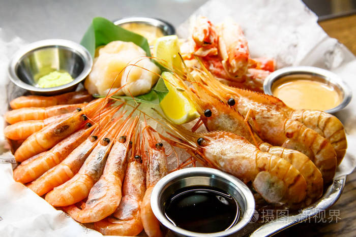 螃蟹虾螯扇贝放在一个大盘子上