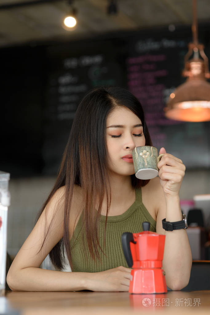 咖啡柜台后面的美女咖啡师