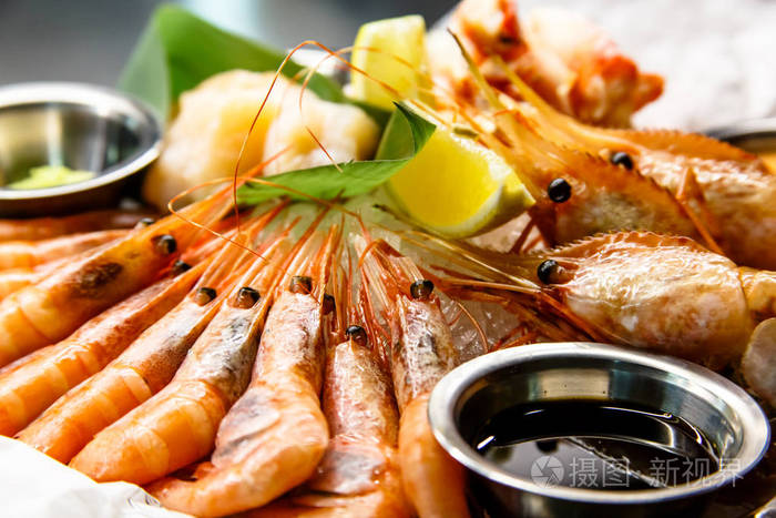 螃蟹虾螯扇贝放在一个大盘子上