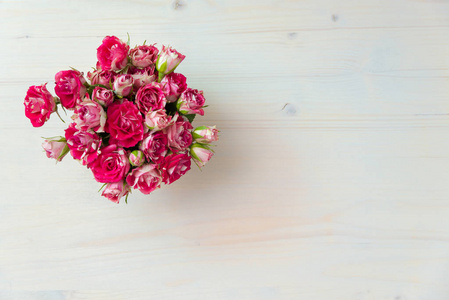 美丽浪漫的粉红色玫瑰小花束图片