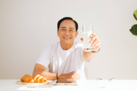 老人喝牛奶图片