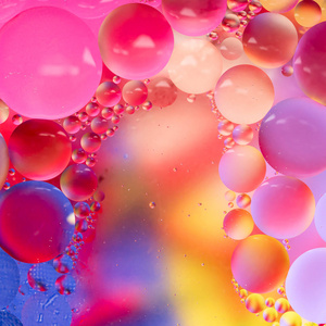 彩色背景油在水面泡沫肥皂的泡沫化学作用宏观射击接近液体不混合