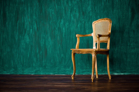 老椅子在绿色墙壁背景