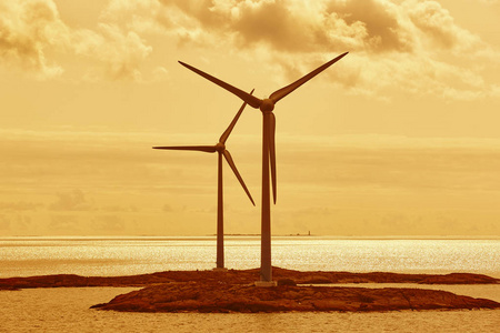 波罗的海的风力涡轮机。再生能源。温馨色调