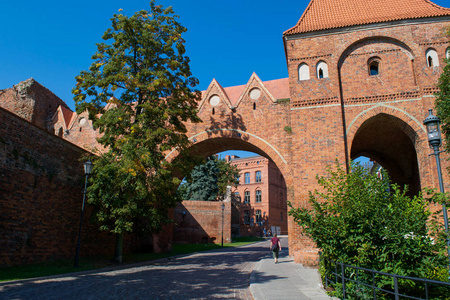 中世纪托伦城堡的墙壁和门在托伦, 波兰的老镇