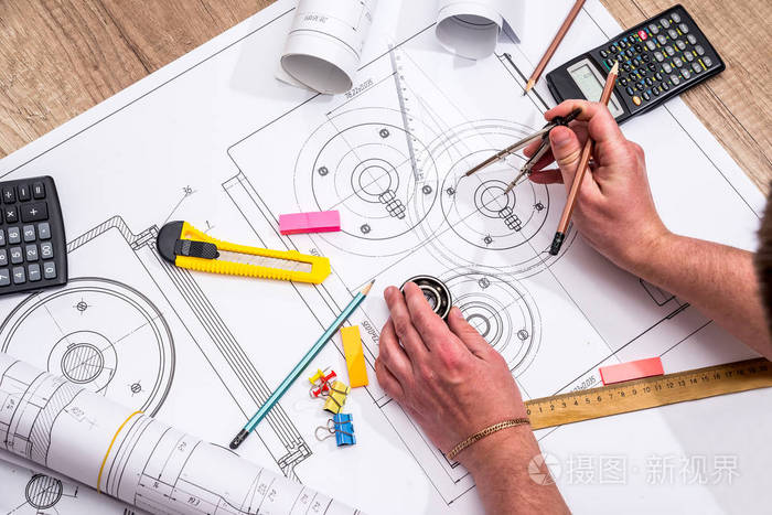 工程师测量绘图的尺寸