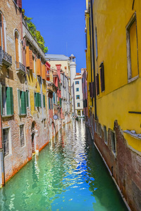 小船游客五颜六色的小边运河威尼斯意大利
