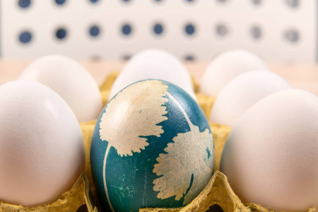 复活节快乐, 一个有机的蓝色复活节彩蛋站在白色的鸡蛋中间, 复活节节日装饰品, 复活节概念背景与复制空间