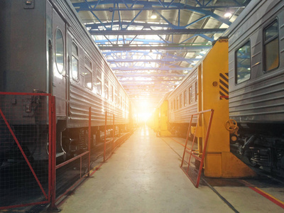 客车 wagoon 机车修理在铁路仓库, 机库看法