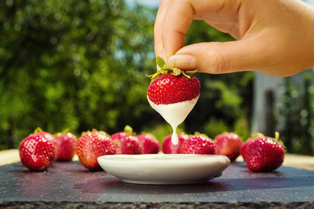 草莓奶油石背景, 美味的第一类有机水果作为夏季维生素的概念