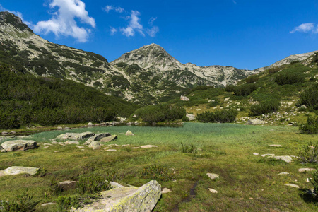 令人惊叹的风景与山河和 Hvoynati 山顶, Pirin 山, 保加利亚