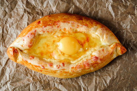 开胃 khachapuri 在羊皮纸上烤鸡蛋里面。格鲁吉亚菜