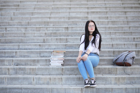 女学生在街道与书