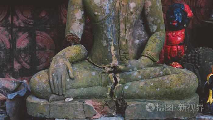 残破的佛像特写